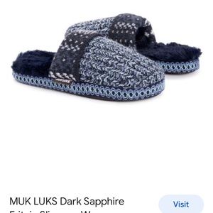 𝅺MUK LUKS Dark Sapphire Fritzie Slipper‎ Women’s slip on Size Small NWOT